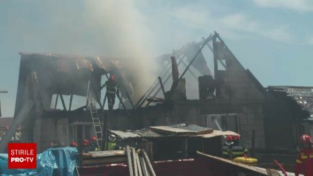 Casa pe care incearca sa o construiasca cu banii munciti in strainatate le-a luat foc de doua ori. Cum au pornit incendiile