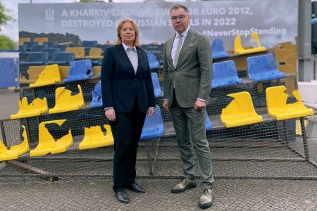 Au adus la Euro 2024 o tribuna <span style='background:#EDF514'>BOMBARDAT</span>a de rusi. Pe unde se plimba scaunele distruse de rachete!