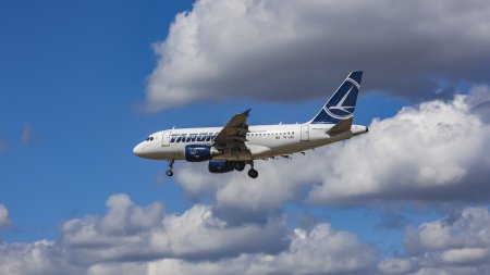 Pilotii TAROM spun ca mancarea primita la munca le pune sanatatea in pericol, uniformele sunt uzate, iar salariile sunt neindexate din 2008