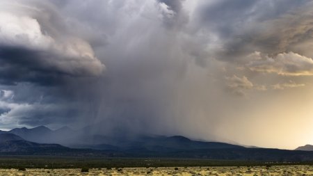 Cod rosu de grindina de mari dimensiuni si furtuni in nordul Romaniei. Localitatile vizate de avertizarea meteo imediata ANM