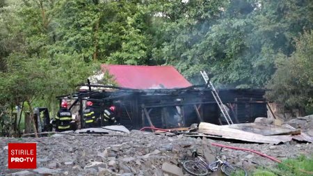 Doua surori din Maramures si cei 8 copii ai lor au ramas fara casa in urma unui incendiu. De la ce ar fi pornit flacarile