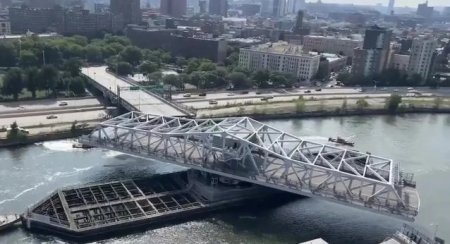 Un pod mobil din New York s-a <span style='background:#EDF514'>DILA</span>tat si s-a blocat din cauza caldurii. A fost stropit cu apa