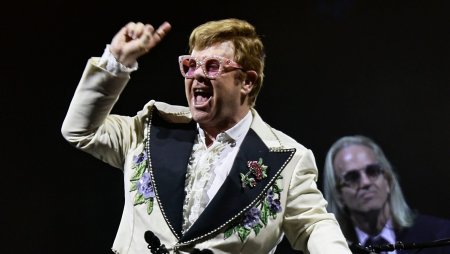 Proprietarul unui butic de pantofi sport din Nice: Elton John a urinat intr-o sticla de plastic in magazinul meu