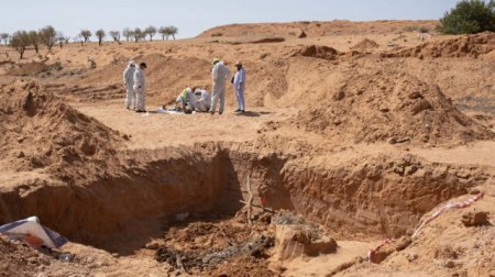 O groapa comuna a fost descoperita la granita dintre <span style='background:#EDF514'>LIBIA</span> si Tunisia. ONU a deschis o investigatie