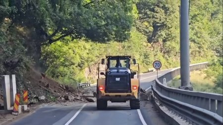 Cat de periculoasa e defrisarea de pe Valea Oltului: cantitati uriase de pamant si bucati mari de stanca ajung pe carosabil VIDEO