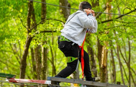 Patru copii au fost raniti intr-un parc de distractii, in judetul Hunedoara, dupa ce s-a rupt tiroliana