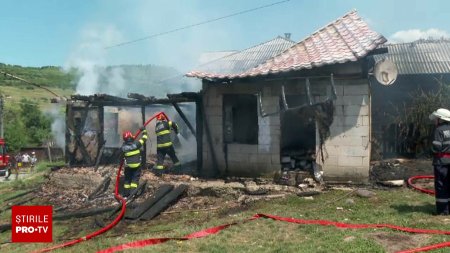 Ce au facut oamenii dintr-o localitate din Bistrita-N<span style='background:#EDF514'>ASAU</span>d cand au vazut ca a luat foc casa vecinului lor