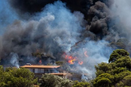 Un spital pentru copii si un <span style='background:#EDF514'>CAMIN DE BATRANI</span> au fost evacuate in Grecia din cauza unui incendiu puternic