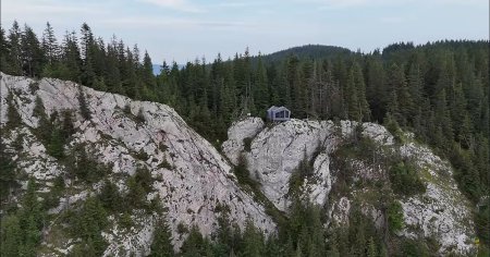 VIDEO Cea mai spectaculoasa cazare din Romania, deasupra unei prapastii, e gratuita. 