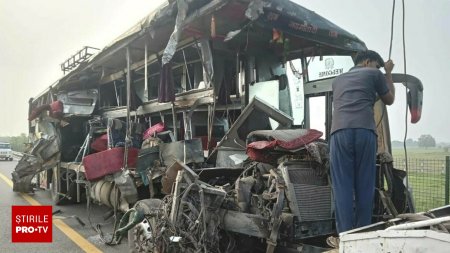VIDEO. Tragedie in India. Un autobuz cu doua etaje s-a c<span style='background:#EDF514'>IOCN</span>it cu un camion cu lapte. Cel putin 18 oameni au murit