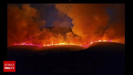 Un incendiu masiv face ravagii in Albania. Zeci de pompieri si militari se lupta cu flacarile