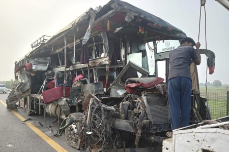 Un autobuz cu doua etaje s-a c<span style='background:#EDF514'>IOCN</span>it cu un camion cu lapte in nordul Indiei. Cel putin 18 persoane au murit
