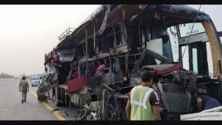 VIDEO Accident teribil in India. Cel putin 18 persoane au decedat, dupa ce un autobuz s-a <span style='background:#EDF514'>IZBIT</span> de un camion cu lapte