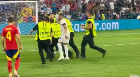 Imaginile care nu s-au vazut la televizor. Mbappe, <span style='background:#EDF514'>AGRESA</span>t de un fan pe teren la semifinala dintre Franta si Spania de la EURO 2024 (video)