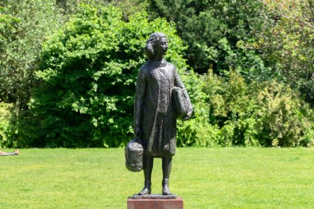 <span style='background:#EDF514'>STATUIA</span> Annei Frank din Amsterdam a fost vandalizata cu mesajul Gaza