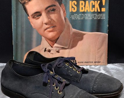 O noua licitatie record: celebrii pantofi albastri ai lui <span style='background:#EDF514'>ELVIS PRESLEY</span>, vanduti pentru o suma fabuloasa