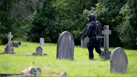 A fost prins intr-un cimitir <span style='background:#EDF514'>CRIMINALUL</span> cu arbaleta, barbatul care le-a ucis pe sotia si fiicele unui comentator sportiv de la BBC