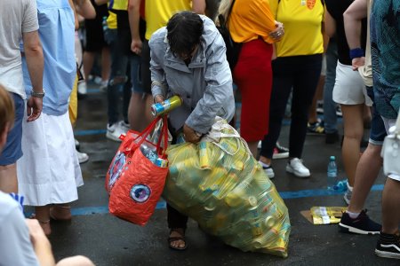 O alta fata a programului de <span style='background:#EDF514'>GARANTI</span>e-reciclare. Alergand dupa PET-uri prin Bucuresti: Nu dau in cap, nu talharesc, sunt bani munciti! Scot un milion, un milion jumate pe zi