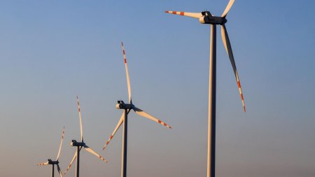 China construieste o capacitate de energie solara si eoliana dubla fata de restul lumii