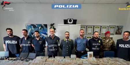 Nu am mai vazut asa ceva. Comoara unui sef din Camorra, ascunsa in peretii casei ginerelui: 4 milioane de euro cash, 5 milioane in aur, diamante si ceasuri de lux