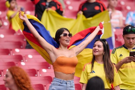 <span style='background:#EDF514'>MISS</span> Columbia in tribune la Copa America » Au atras toate privirile printre cei 70.000 de spectatori prezenti la semifinala din Charlotte