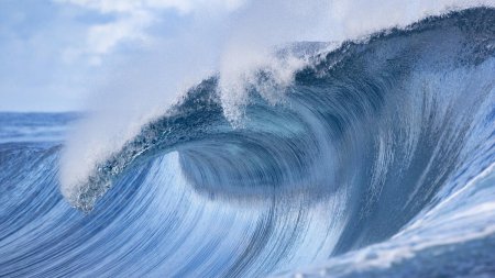 O femeie care a vrut sa faca o baie in mare a fost luata de valuri si a ajuns la 80 de kilometri de plaja