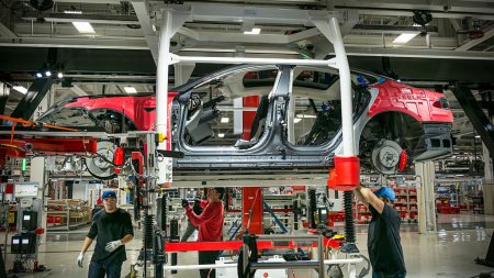 Problema inedita la uzina Tesla din Germania. Managerul uzinei: Lipsesc 65.000 cesti de cafea. 