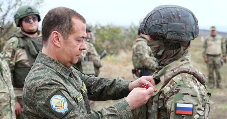 Medvedev afirma ca Moscova ar trebui sa actioneze pentru disparitia Ucrainei si a NATO