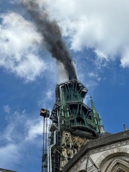 Franta: <span style='background:#EDF514'>TURNU</span>l celebrei catedrale din Rouen a luat foc