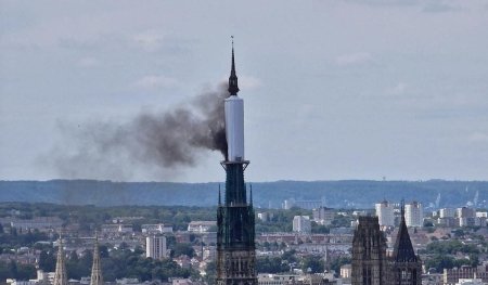Incendiu la <span style='background:#EDF514'>CATEDRALA</span> din Rouen: turla monumentului datand din 1825, cuprinsa de flacari