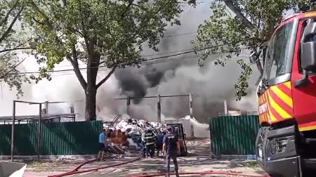 Incendiu masiv la Satu Mare: arde o hala de depozitare a deseurilor. Au fost solicitate echipaje de pompieri din Maramures si Bihor