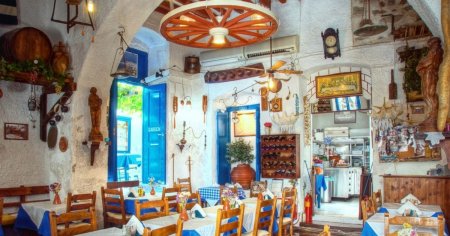 Cum a ajuns un barbat sa construiasca o taverna greceasca in propria curte: Avem o lista de asteptare si primim clienti de peste tot