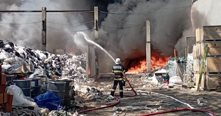 Incendiu violent la o hala unde sunt depozitate deseuri de carton si hartie. Patru pompieri au lesinat VIDEO