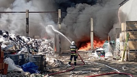 Incendiu la o hala de colectare a deseurilor de carton in Satu Mare