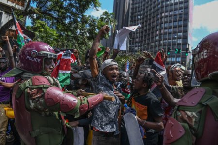 Efectul <span style='background:#EDF514'>PROTESTE</span>lor violente din Kenya. Presedintele tarii a concediat aproape toti ministrii