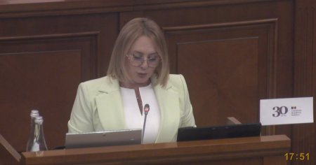 Scandal in Parlamentul moldovean. O deputata din Opozitie l-a stropit cu apa pe un parlamentar al Puterii VIDEO