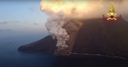 <span style='background:#EDF514'>VULCAN</span>ul Stromboli a erupt. Fluxul de lava a ajuns in mare VIDEO