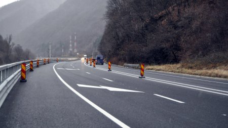 Valea Oltului a fost redeschisa temporar, dar s-a blocat. Doua TIR-uri s-au ciocnit