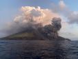 Vulcanul Stromboli din Italia a erupt. <span style='background:#EDF514'>FLUX</span>ul de lava a ajuns in mare. Si vulcanul Etna a erupt recent. Imagini spectaculoase | VIDEO
