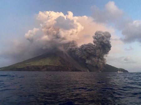 Vulcanul Stromboli din Italia a erupt. Fluxul de lava a ajuns in mare. Si vulcanul Etna a erupt recent. Imagini spectaculoase | VIDEO