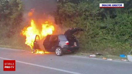 O masina s-a facut scrum pe un drum din Mehedinti. Barbatul a tras masina pe dreapta si a incercat sa mai salveze din bunuri