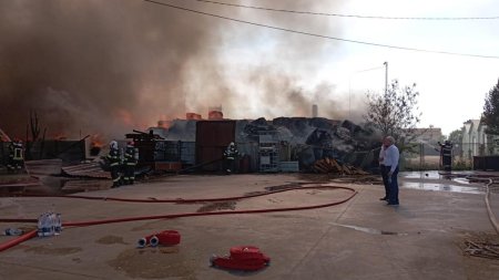 Incendiile fac ravagii in Romania: Pompierii satmareni lupta de 18 ore pentru a stinge flacarile la un depozit de colectare deseuri