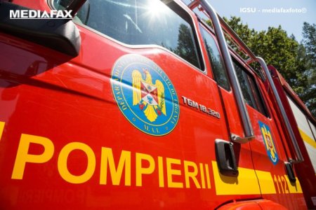 Pompierii satmareni lupta de 18 ore pentru a stinge flacarile la un depozit de colectare