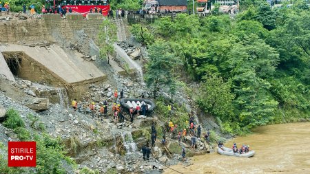 Autobuze prabusite intr-un rau in urma unei alunecari de teren in Nepal. Circa 60 de sunt date disparute. FOTO
