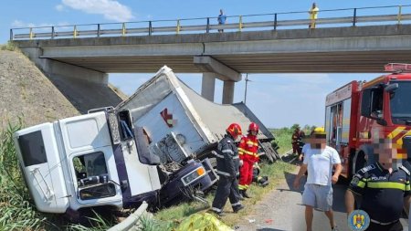 Accident grav pe <span style='background:#EDF514'>AUTOSTRADA A1</span>. Sapte oameni care asteptau la umbra sa fie schimbata o roata au fost spulberati de un TIR