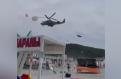 Momentul in care un elicopter rusesc de lupta zboara aproape de o plaja din Krasnodar si declanseaza o 