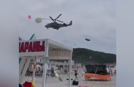 Momentul in care un elicopter rusesc de lupta zboara aproape de o plaja din Krasnodar si declanseaza o furtuna | VIDEO