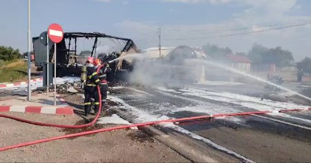 Pericol de explozie intr-o localitate din judetul Braila, dupa ce o cisterna s-a ciocnit cu un alt auto<span style='background:#EDF514'>CAMION</span> GALERIE FOTO VIDEO