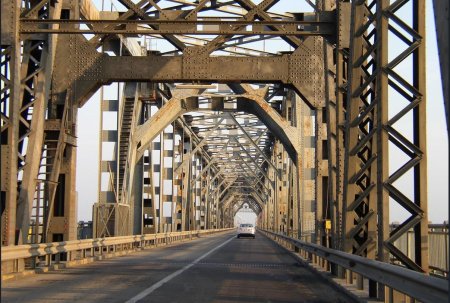 Trafic normal pe Podul Giurgiu-Ruse. Masinile asteapta cel mult 5 minute, cat e rosu la semafor