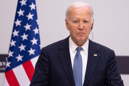 Joe Biden, tot mai presat sa se retraga. Zeci de congresmeni se pregatesc sa-i ceara sa iasa din cursa, desi e sustinut inca de unii democrati influenti. Ce l-ar putea convinge